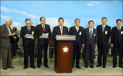 한국사립중고등학교법인협의회 서울특별시회장단은 15일 오후 국회에서 이규택 한나라당 사학법무효화투쟁본부장과 기자회견을 열고 "정부지원을 일체 거부한다"며 "동시에 사립학교의 수업료 통제를 풀 것을 강력히 요구한다"고 밝혔다. 